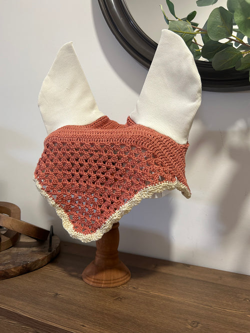 Découvrez le Bonnet Cheval Victoria Bicolore, confectionné à la main en coton avec oreilles élastiques. Personnalisable, élégant et fabriqué sur commande.