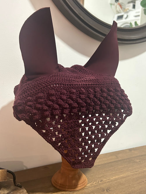 Le bonnet cheval Bubble Victoria allie élégance, confort et protection. Fait main au crochet avec point Bubble, idéal pour l'entraînement et la compétition.