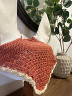 Découvrez le Bonnet Cheval Victoria Bicolore, confectionné à la main en coton avec oreilles élastiques. Personnalisable, élégant et fabriqué sur commande.