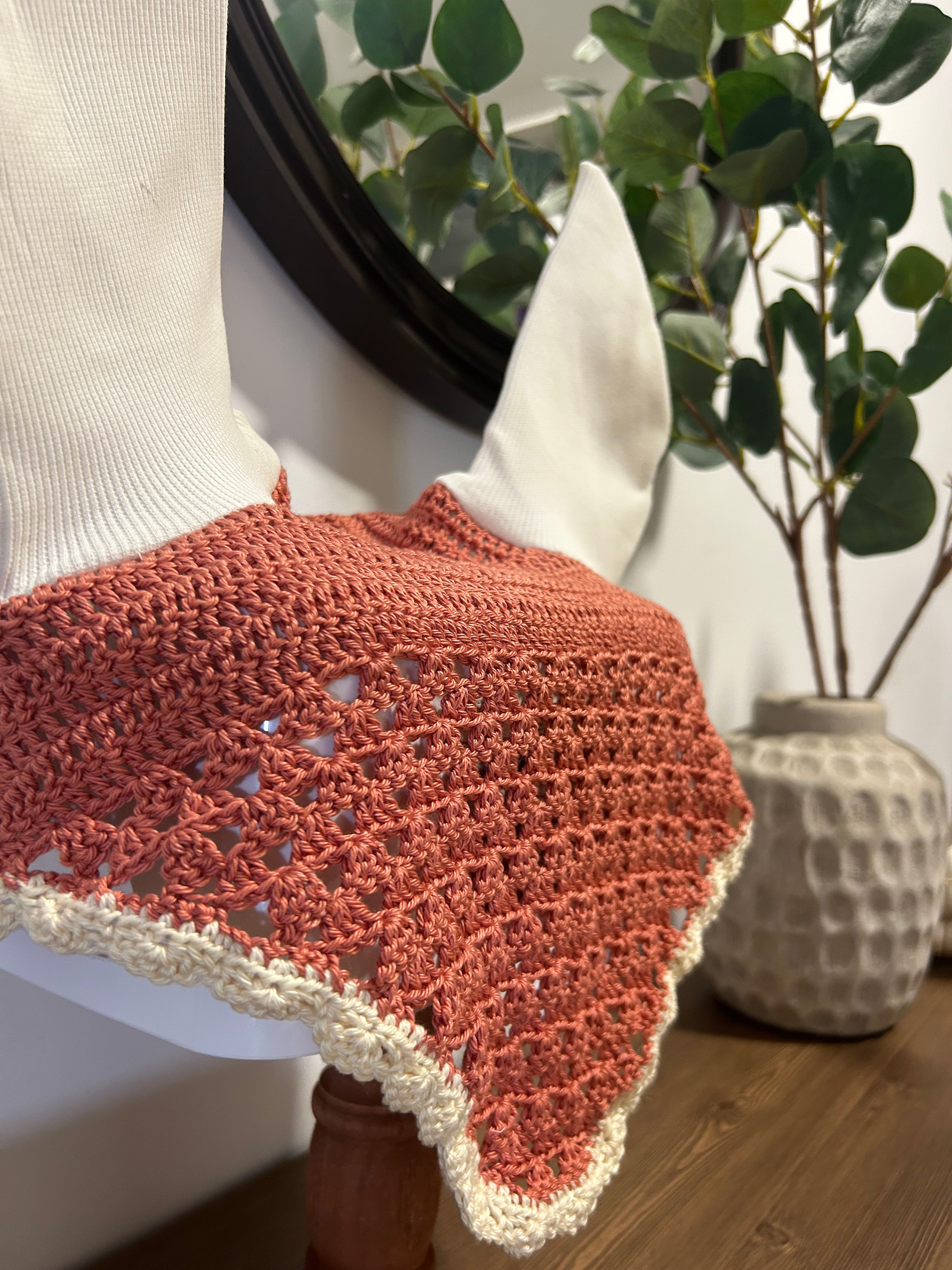 Découvrez le Bonnet Cheval Victoria Bicolore, confectionné à la main en coton avec oreilles élastiques. Personnalisable, élégant et fabriqué sur commande.