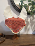 Découvrez le Bonnet Cheval Victoria Bicolore, confectionné à la main en coton avec oreilles élastiques. Personnalisable, élégant et fabriqué sur commande.