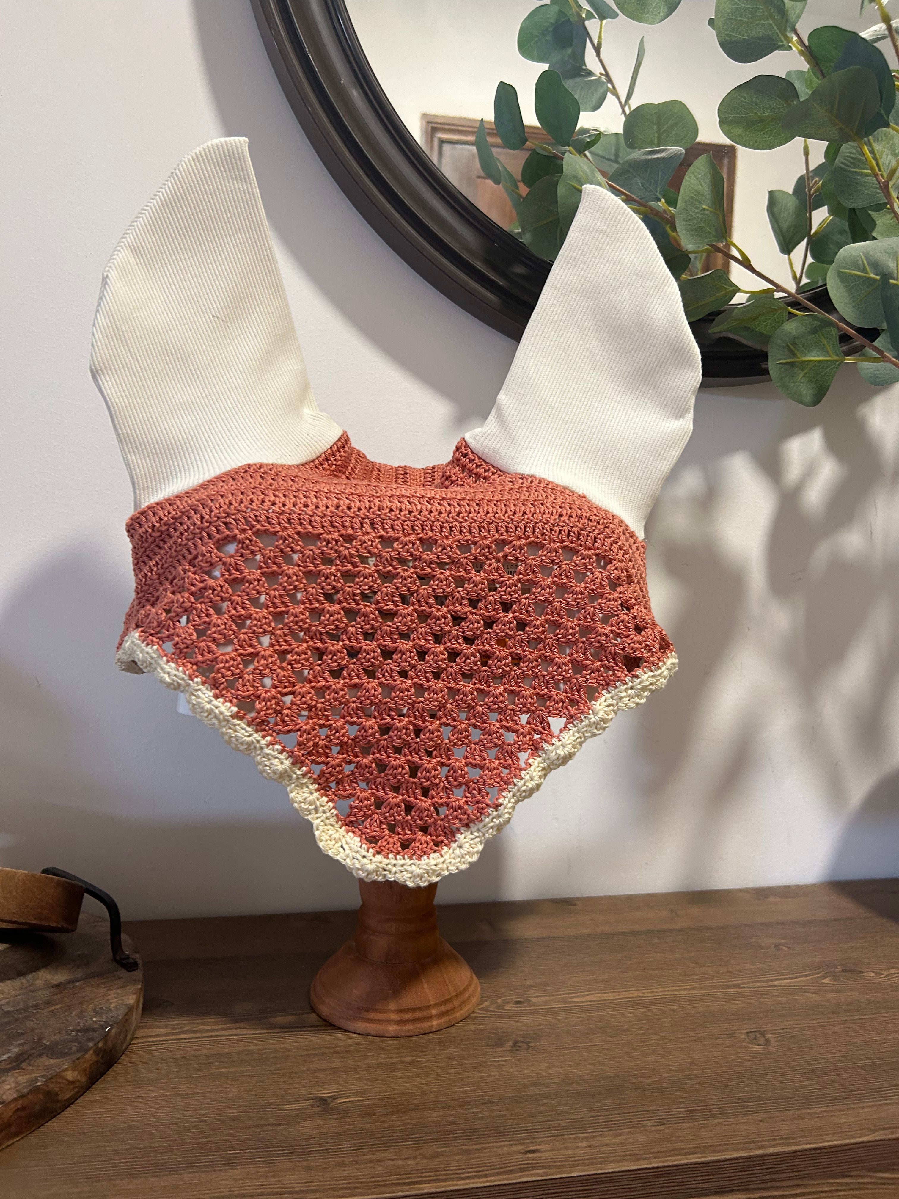 Découvrez le Bonnet Cheval Victoria Bicolore, confectionné à la main en coton avec oreilles élastiques. Personnalisable, élégant et fabriqué sur commande.
