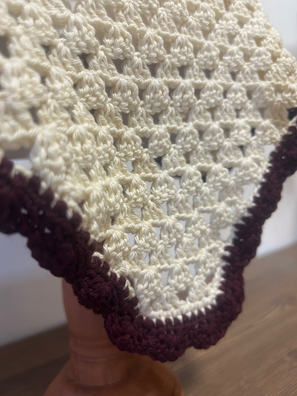 Bonnet Victoria - Couleur Ecru et Aubergine