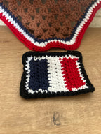 Personnalisez votre bonnet de cheval avec le Croch'Ride™ Drapeau France. Création artisanale au crochet, amovible et interchangeable. Fabriqué à la main par Ha Chacha.