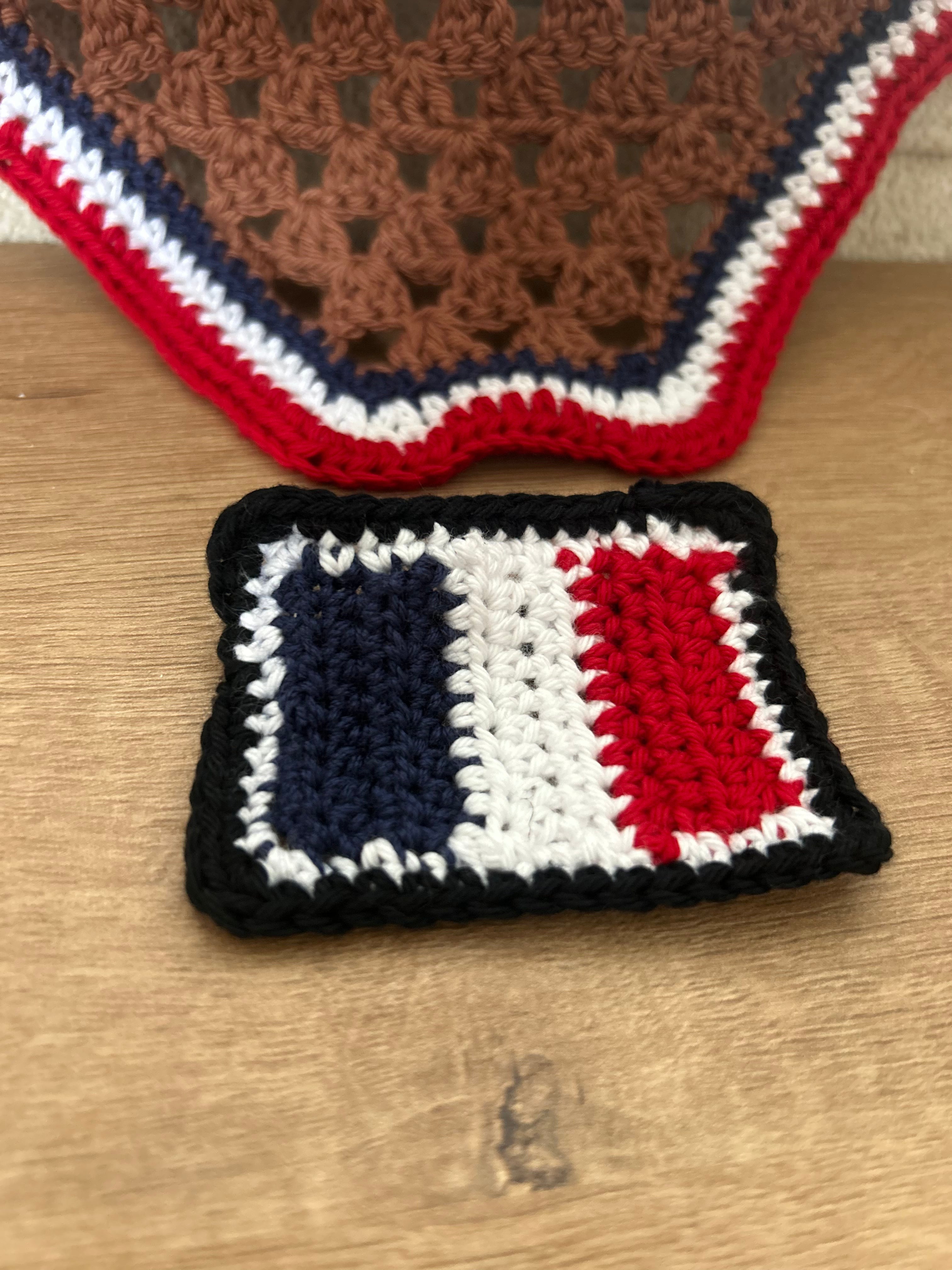 Personnalisez votre bonnet de cheval avec le Croch'Ride™ Drapeau France. Création artisanale au crochet, amovible et interchangeable. Fabriqué à la main par Ha Chacha.