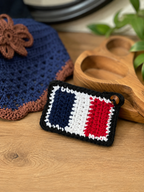 Personnalisez votre bonnet de cheval avec le Croch'Ride™ Drapeau France. Création artisanale au crochet, amovible et interchangeable. Fabriqué à la main par Ha Chacha.