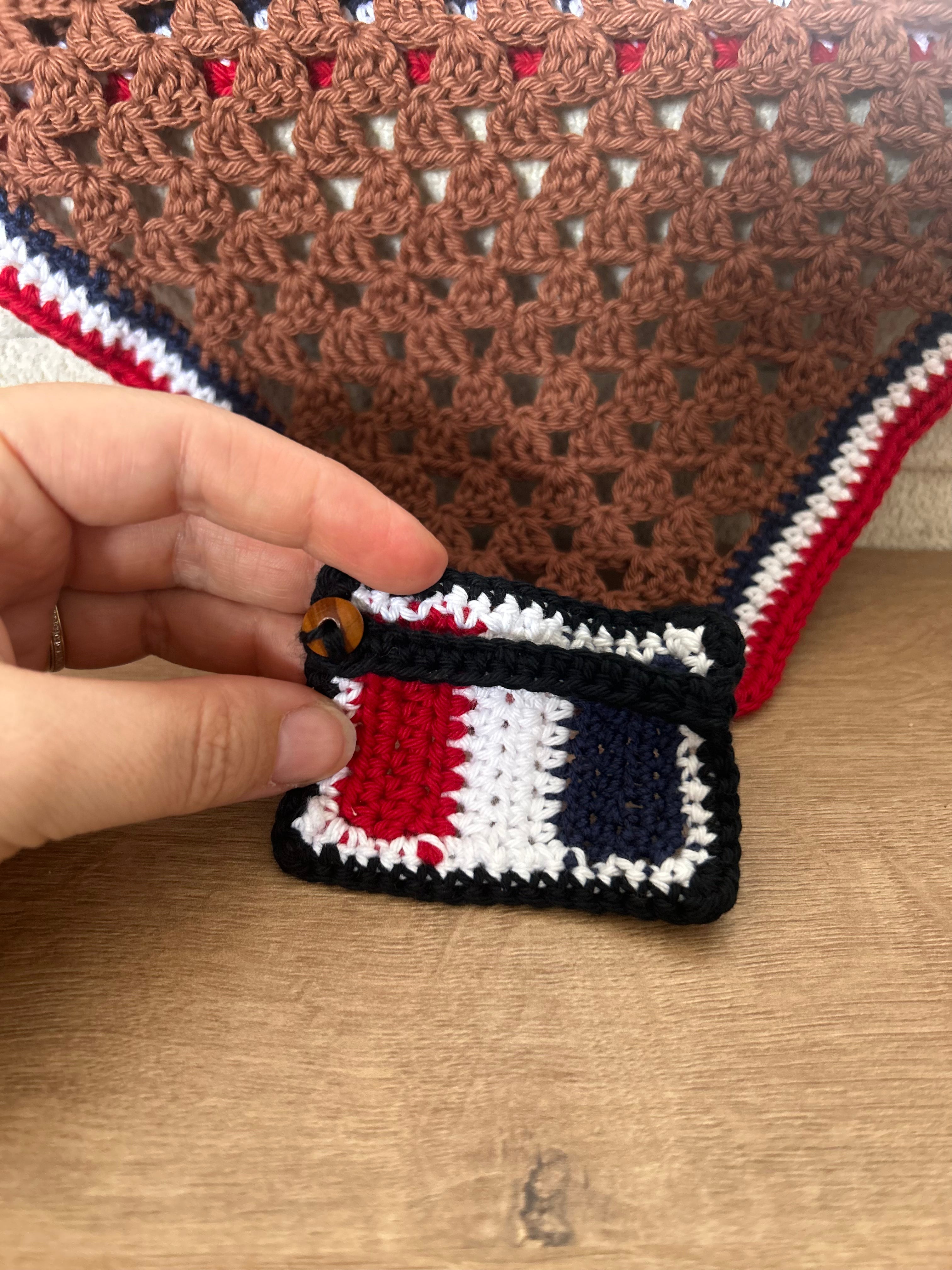 Personnalisez votre bonnet de cheval avec le Croch'Ride™ Drapeau France. Création artisanale au crochet, amovible et interchangeable. Fabriqué à la main par Ha Chacha.